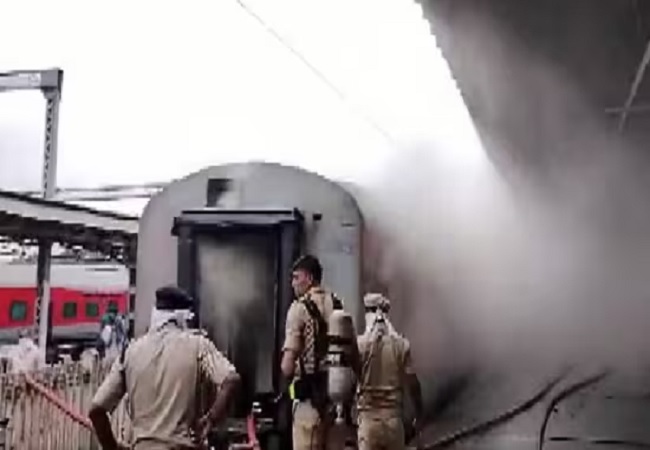Fire-Broke-In-Udyan-Express