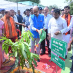 रायपुर : विश्व पर्यावरण दिवस के अवसर पर राज्यपाल श्री डेका ने लगाए पौधे