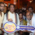 रायपुर : संतु चक्रेस को मिला सपनों का आशियाना, मुख्यमंत्री से पक्के मकान की चाबी पाकर भावुक हुए बुजुर्ग