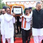 रायपुर : मुख्यमंत्री ने शहीद एएसपी श्री आकाश राव गिरपुंजे को दी श्रद्धांजलि: पार्थिव शरीर को कंधा देकर दी अंतिम विदाई