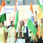 रायपुर : मुख्यमंत्री श्री विष्णु देव साय ने हाथ में तिरंगा थामकर किया भव्य तिरंगा यात्रा का नेतृत्व